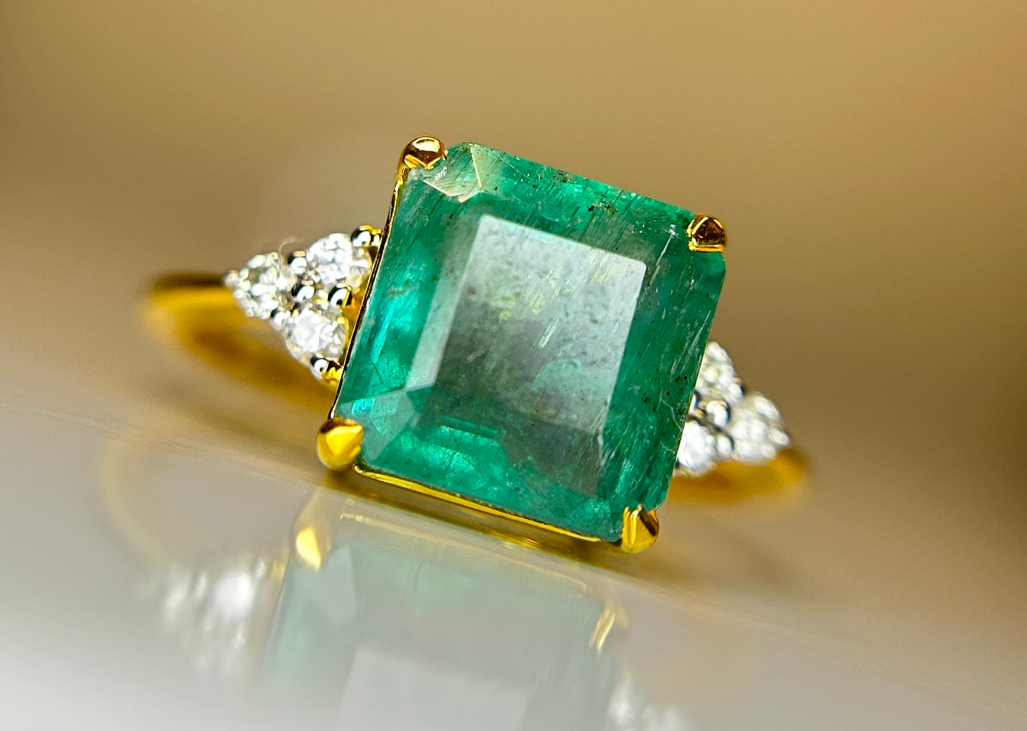 Beautiful Natural Emerald 3.25 CT With Natural Diamonds & 18k Gold