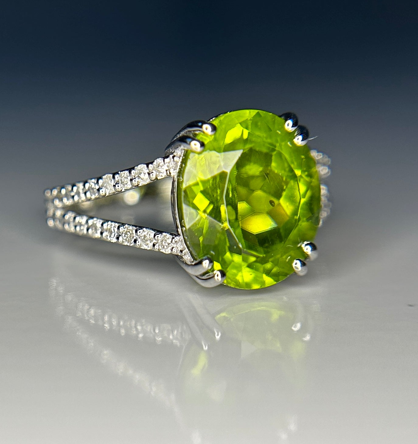 Beautiful 4.41 CT Natural Peridot With Natural Diamonds & 18k Gold