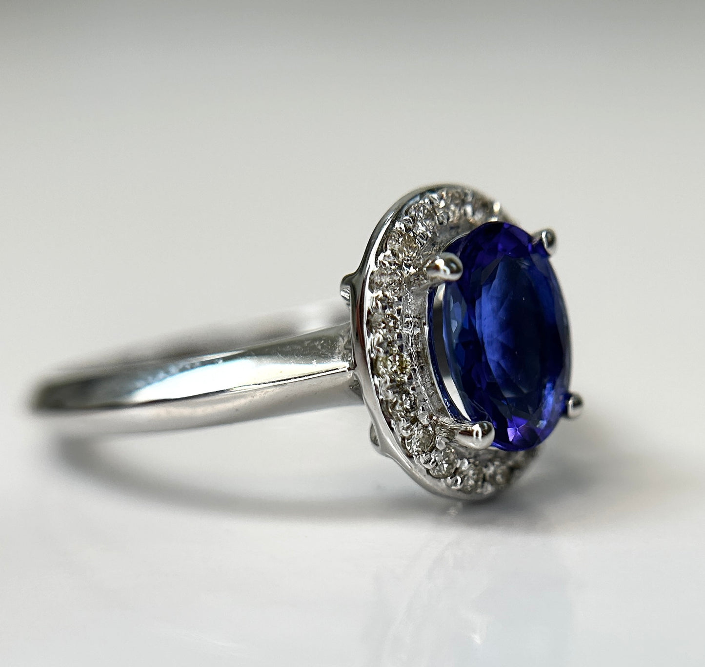 Beautiful Natural Tanzanite Ring With Diamonds and 18k Gold