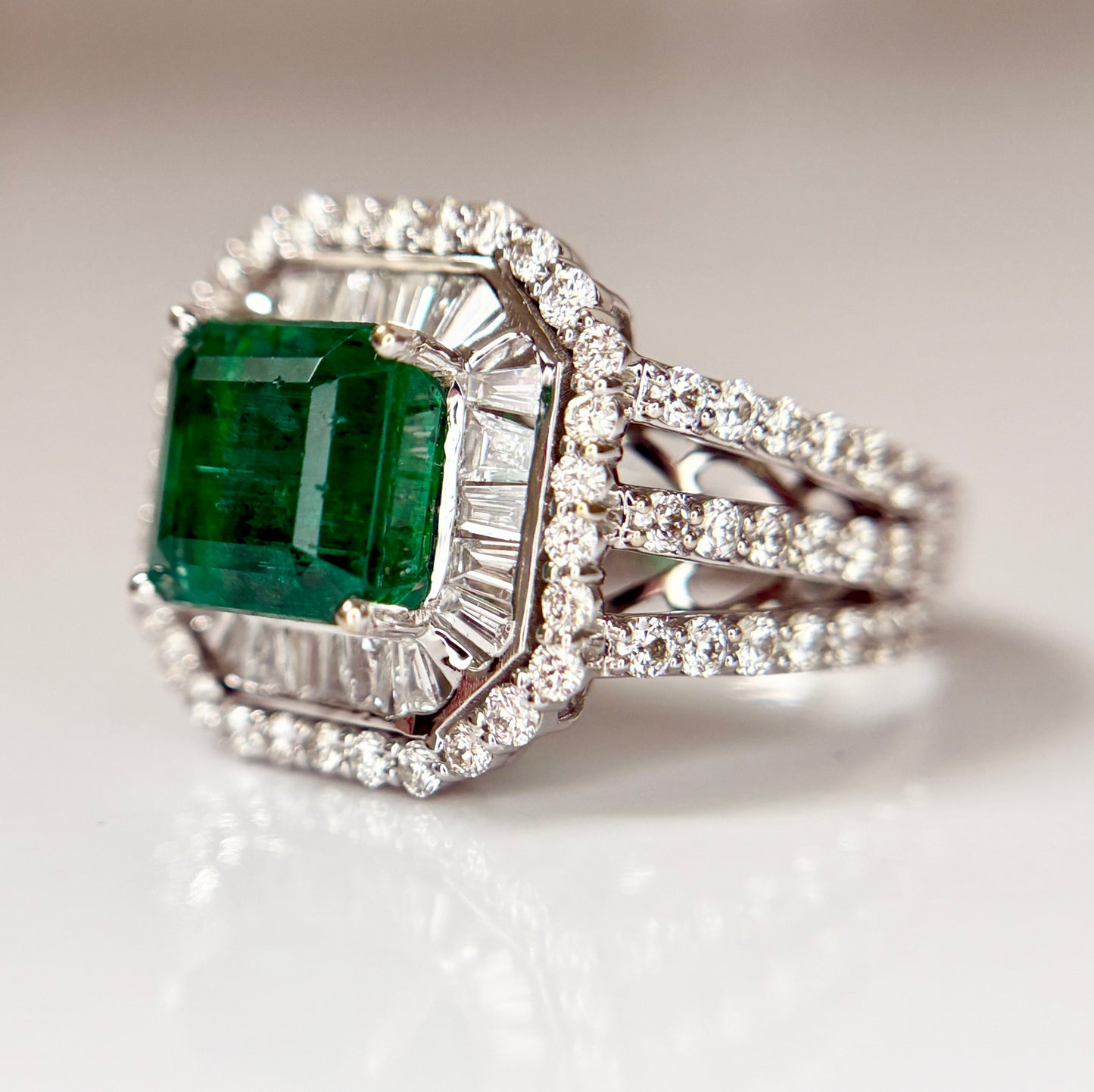 Beautiful 3.01 CT Natural Emerald With 1.68 CT Natural Diamonds & 18k Gold
