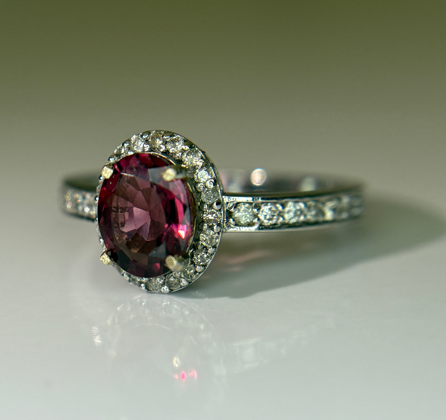 Beautiful Natural 1.00 Ct Spinel Ring With Diamonds and 18k Gold