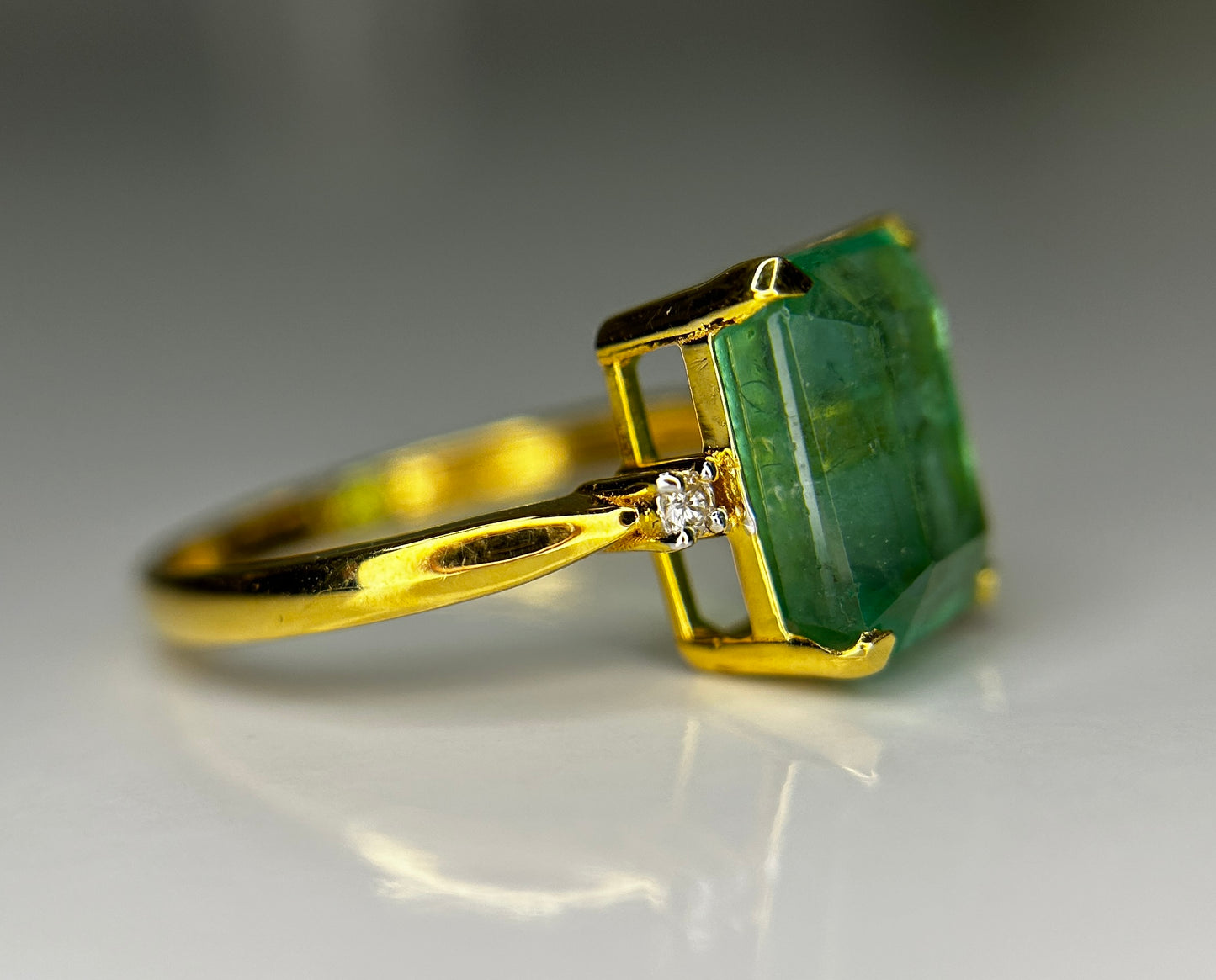 Beautiful Natural Emerald 3.51 CT With Natural Diamonds & 18k Gold