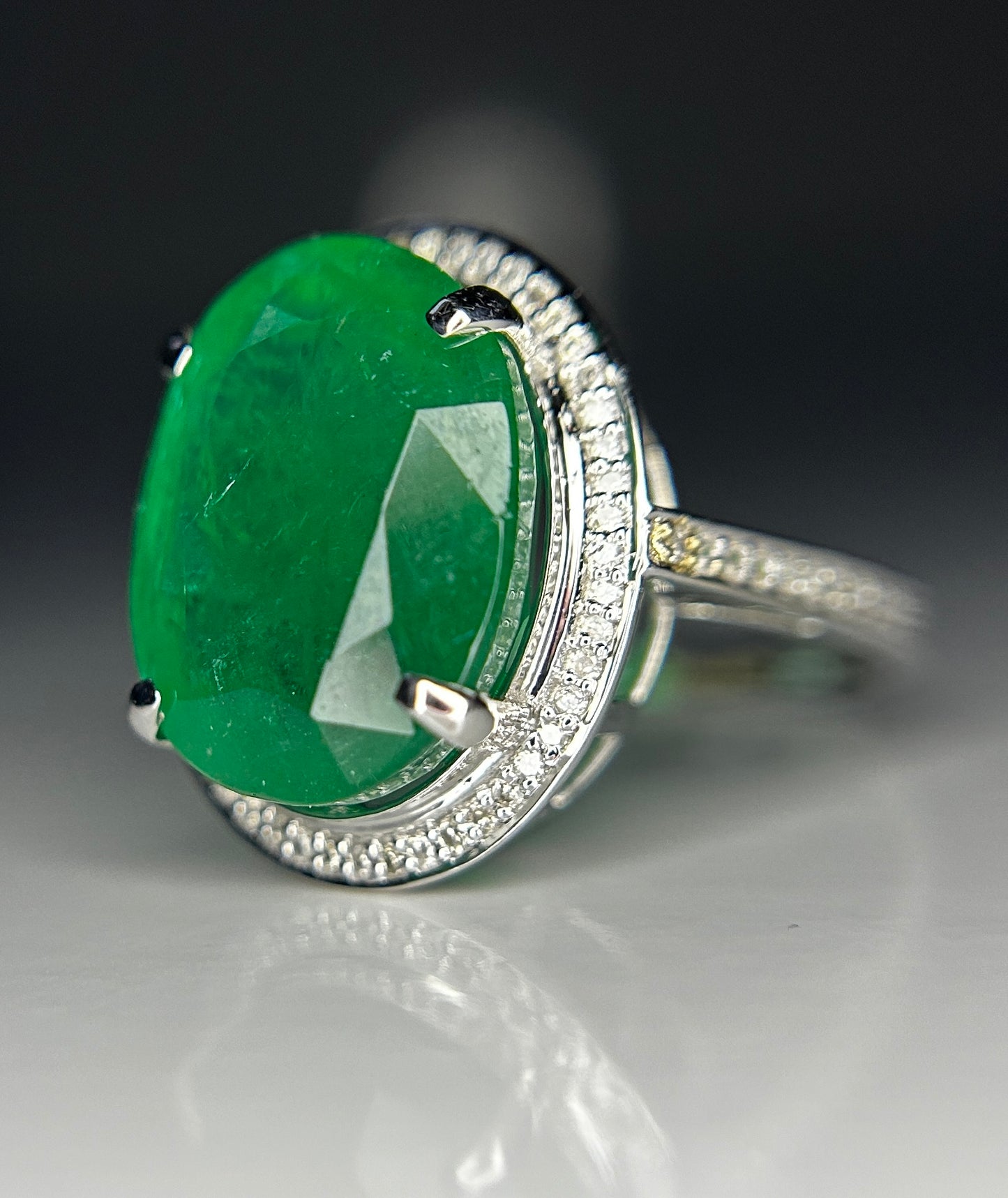 Beautiful 10.30 ct Natural Emerald With Natural Diamonds & 18k Gold