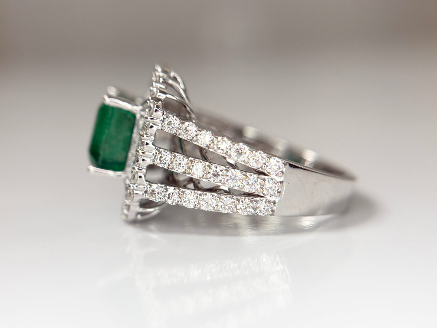 Beautiful 3.01 CT Natural Emerald With 1.68 CT Natural Diamonds & 18k Gold