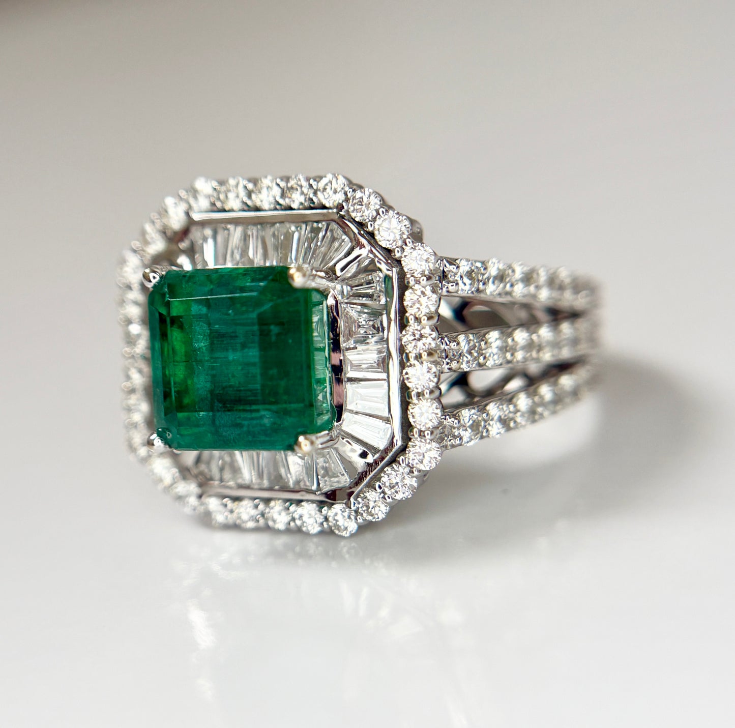 Beautiful 3.01 CT Natural Emerald With 1.68 CT Natural Diamonds & 18k Gold