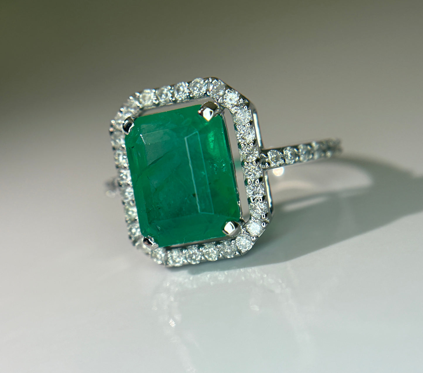 Beautiful 3.50 CT Natural Emerald Ring With Natural Diamonds & Platinum 950