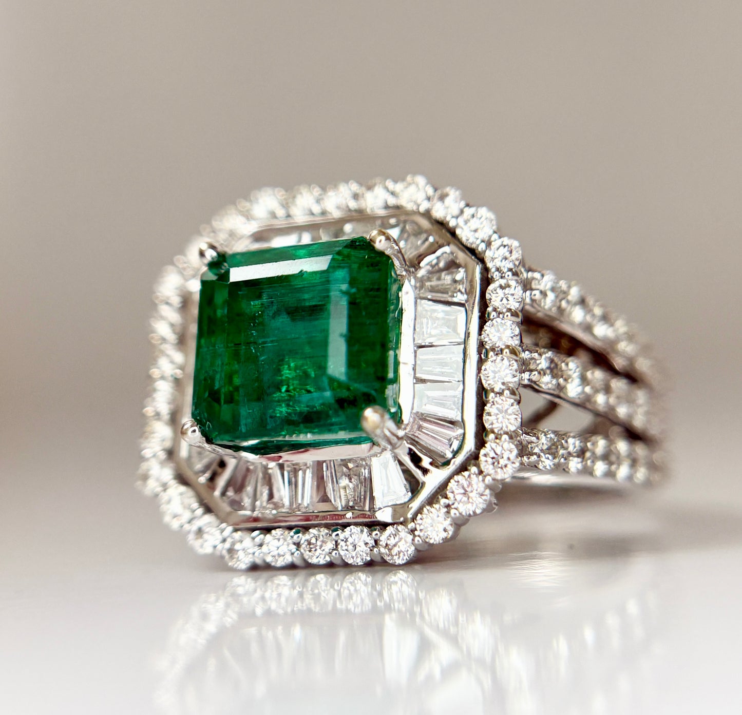 Beautiful 3.01 CT Natural Emerald With 1.68 CT Natural Diamonds & 18k Gold