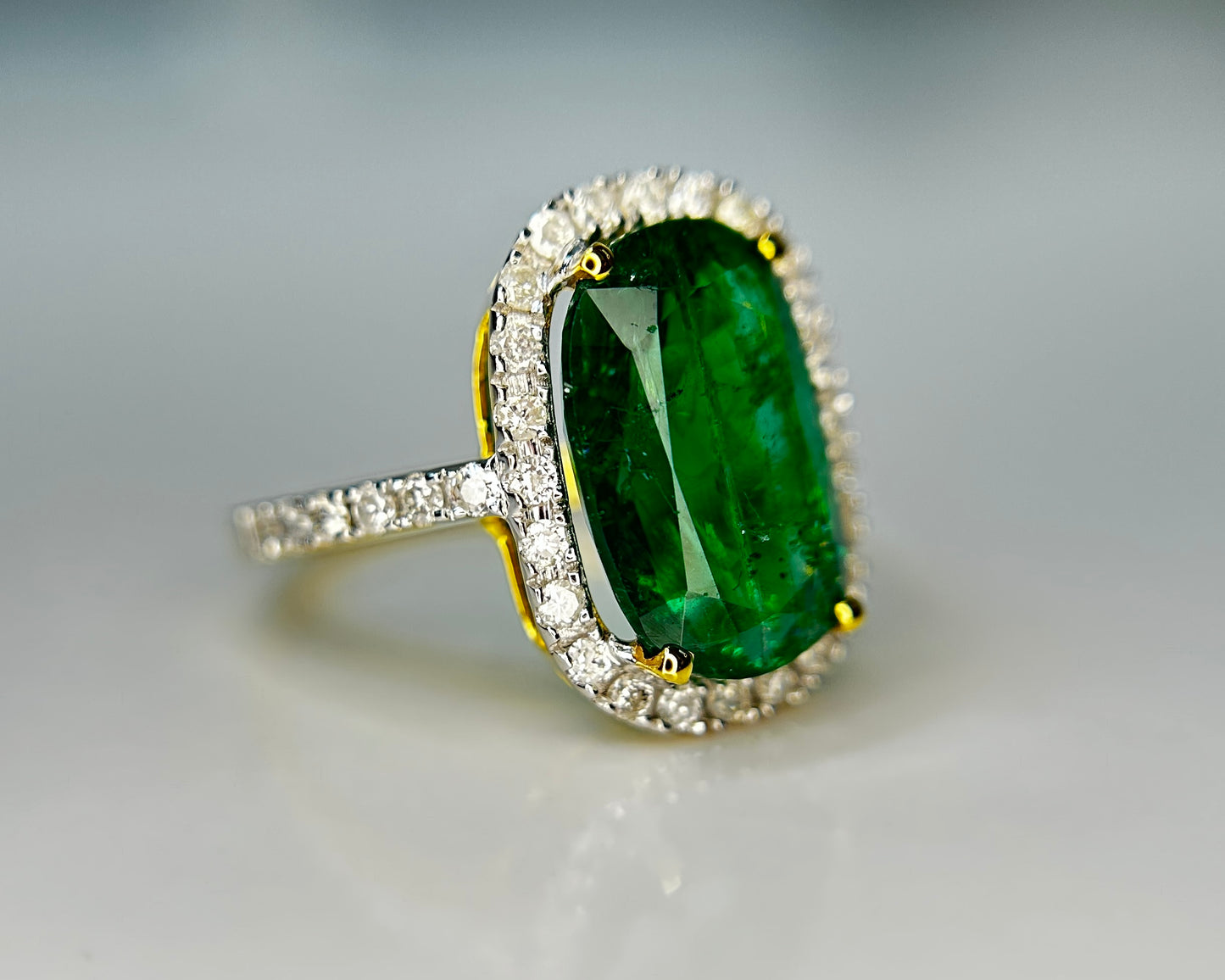 Beautiful Natural Emerald 3.90 CT With Natural Diamonds & 18k Gold