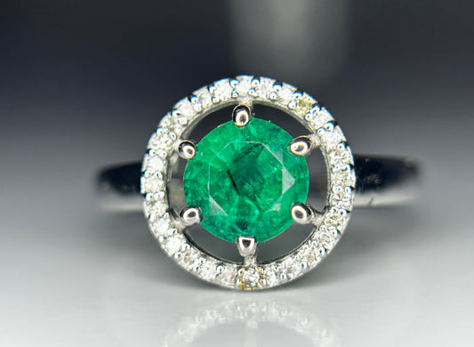 Beautiful Natural Emerald Ring With Natural Diamonds and 18k Gold