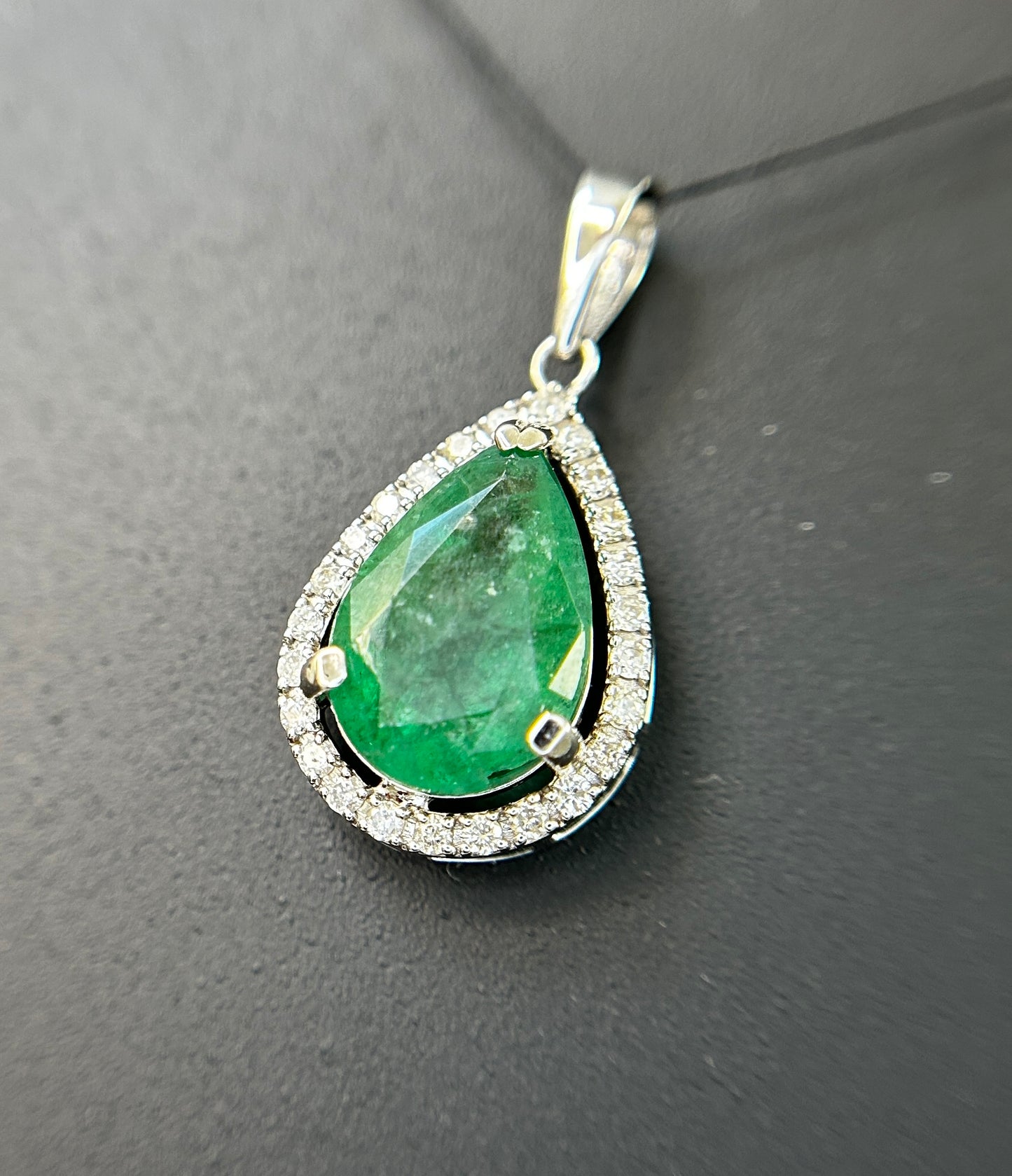 Beautiful Natural Emerald 4.16CT With Natural Diamonds & 18k Gold