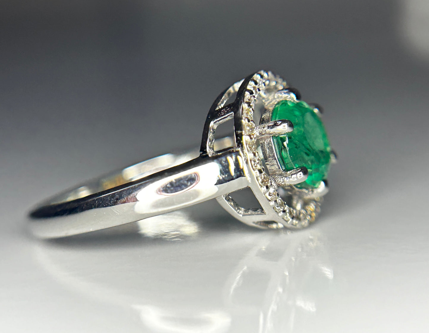 Beautiful Natural Emerald Ring With Natural Diamonds and 18k Gold