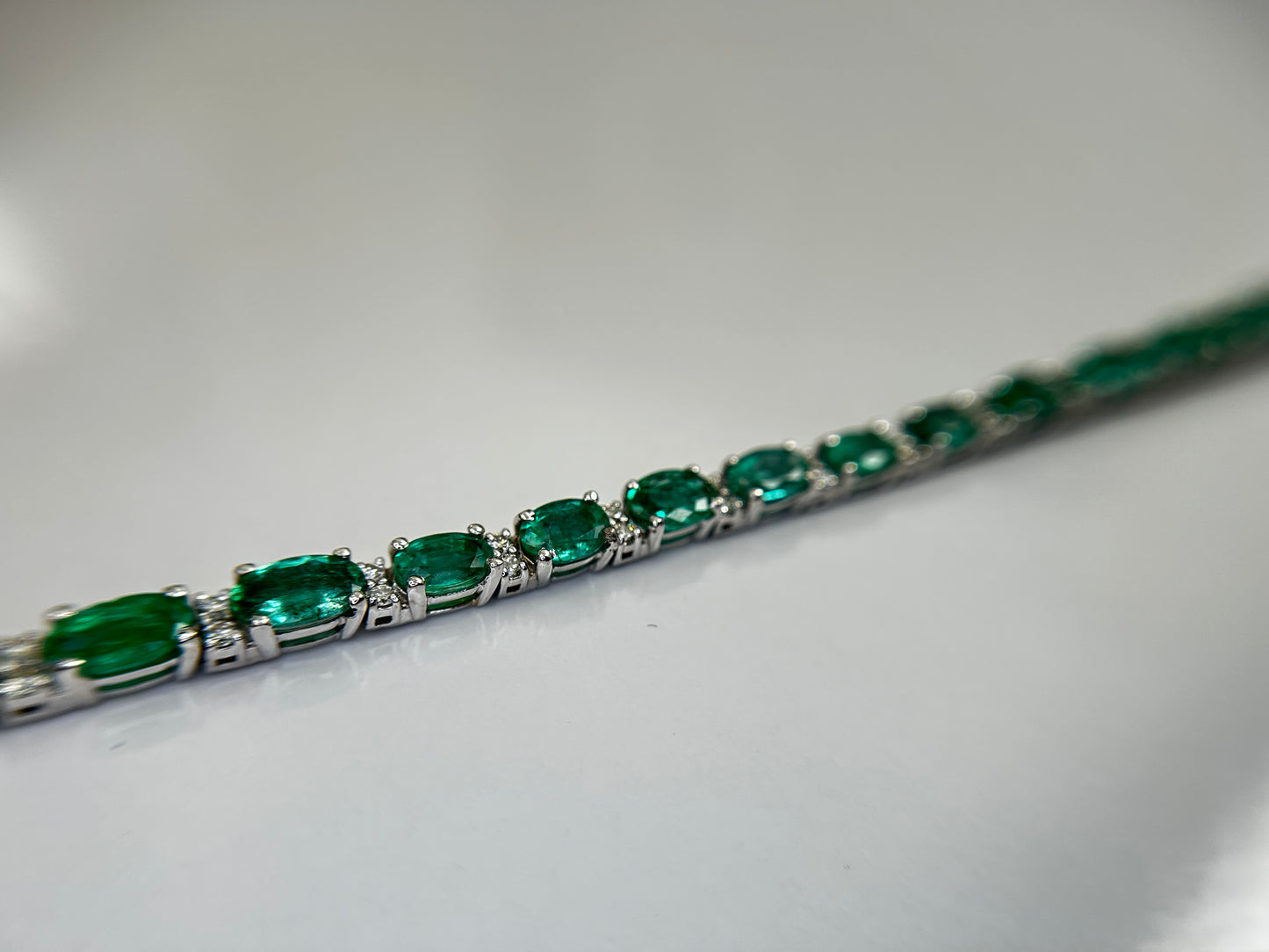 Beautiful 11.10 CTS Natural Emerald Bracelet With Natural Diamonds & 18k Gold