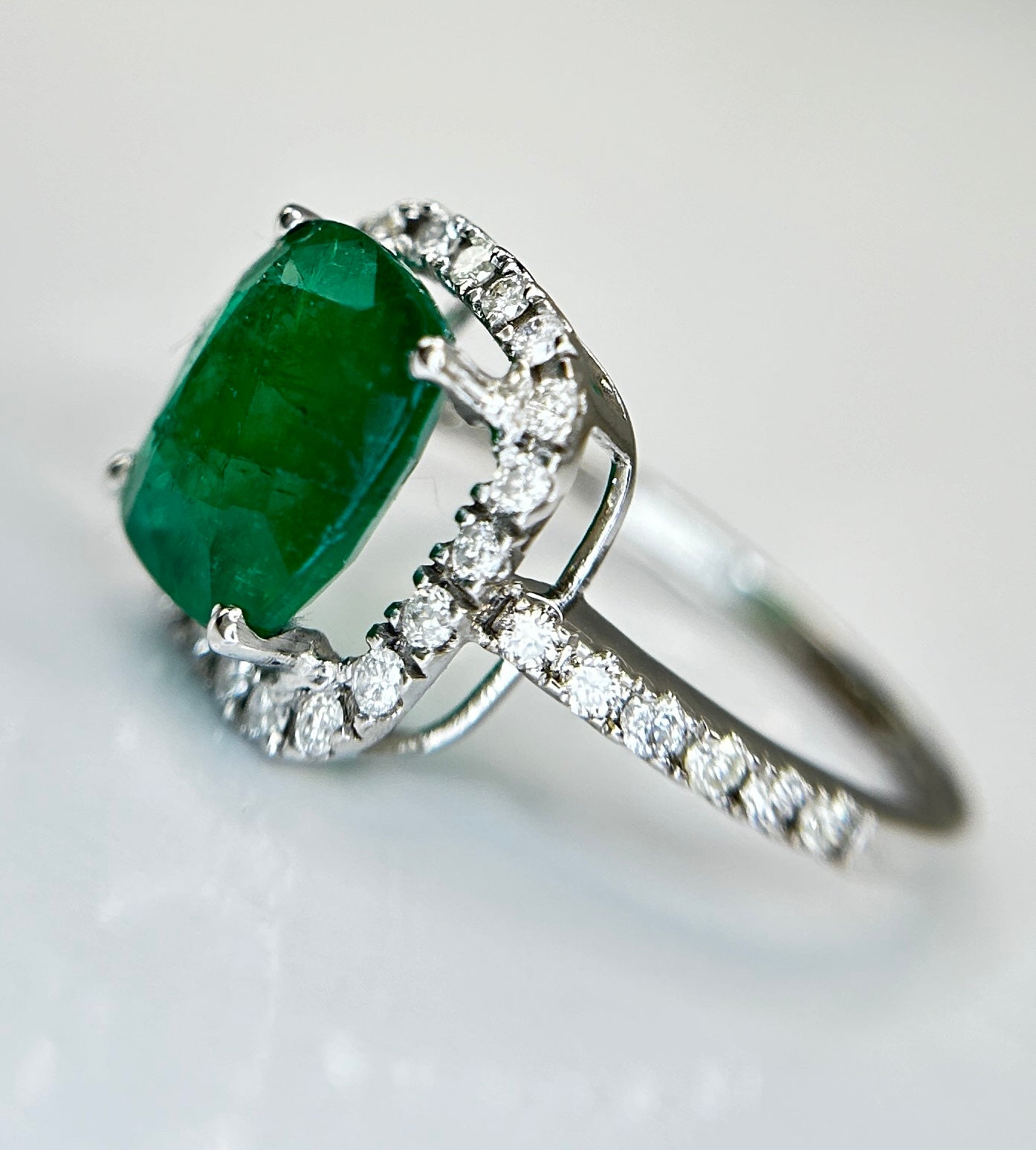 Beautiful Natural 2.81ct Emerald With Natural Diamonds & 18k Gold