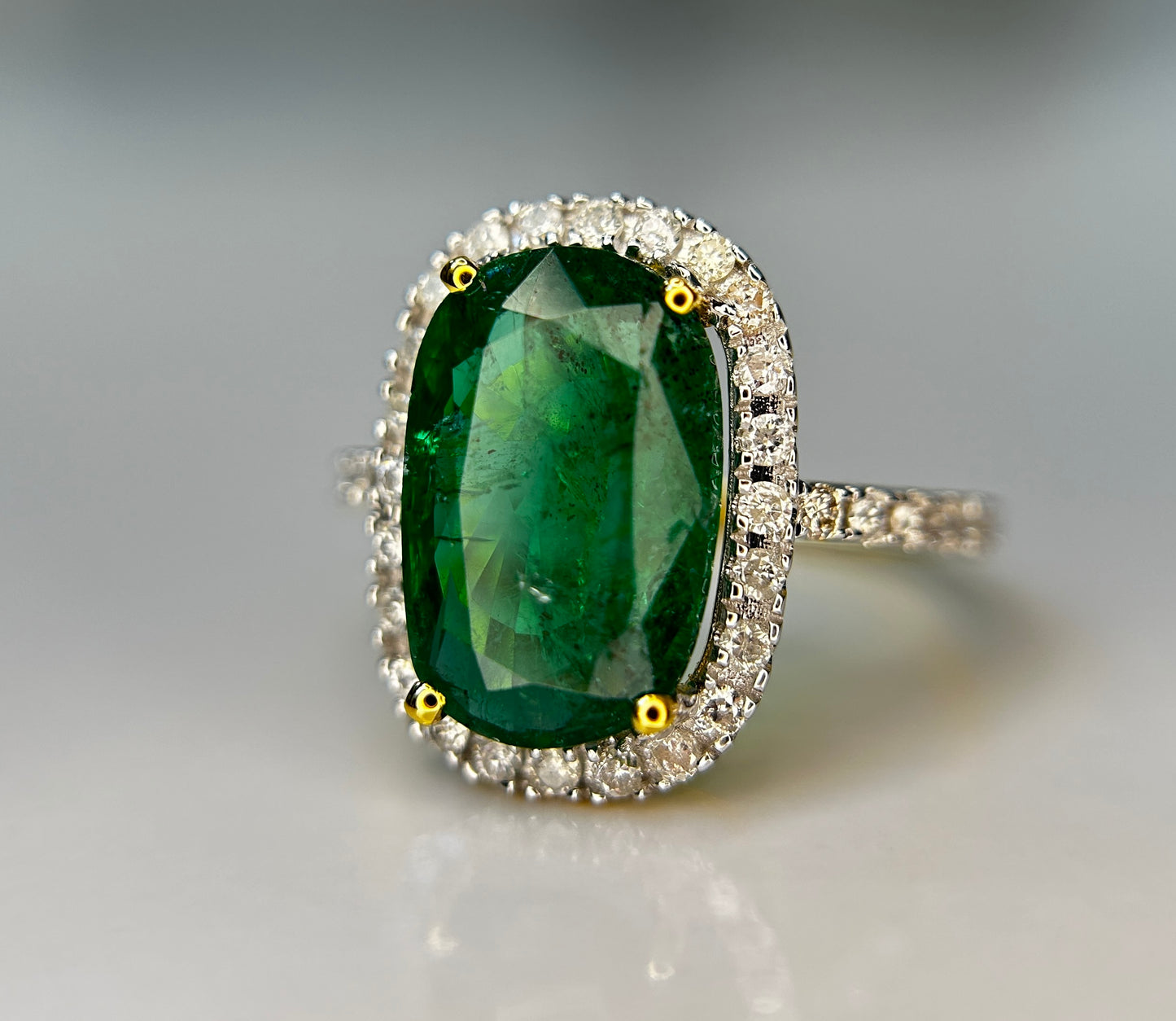 Beautiful Natural Emerald 3.90 CT With Natural Diamonds & 18k Gold