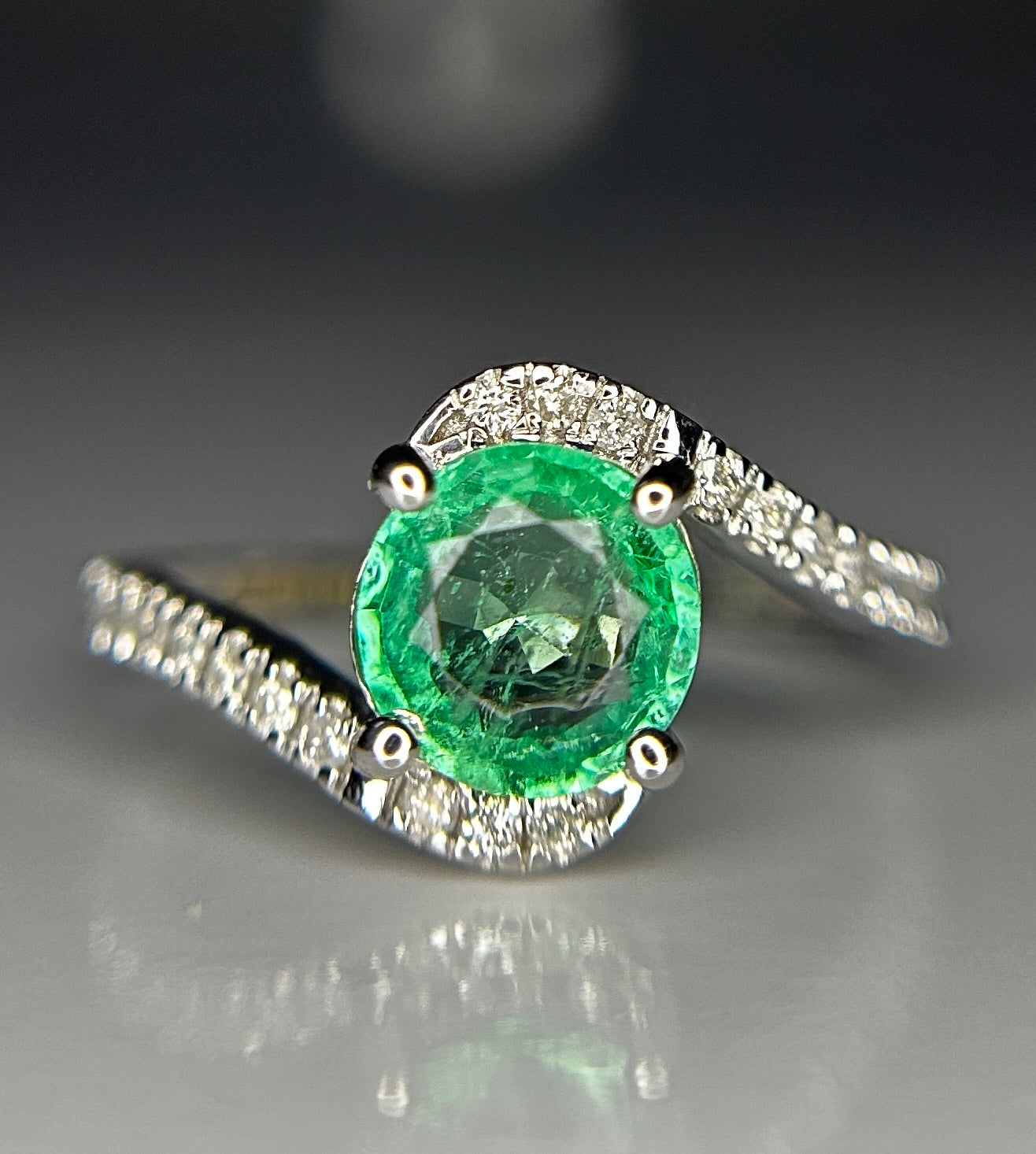 Beautiful 1.00ct Natural Emerald With Natural Diamonds & 18k Gold