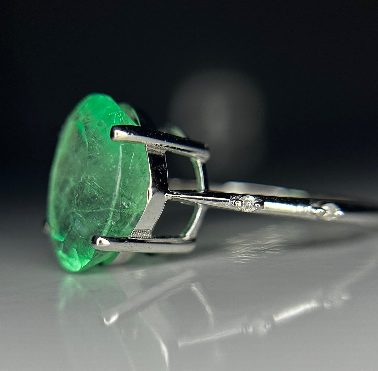 Beautiful 5.47ct Natural Colombian Emerald With Natural Diamonds & 18k Gold