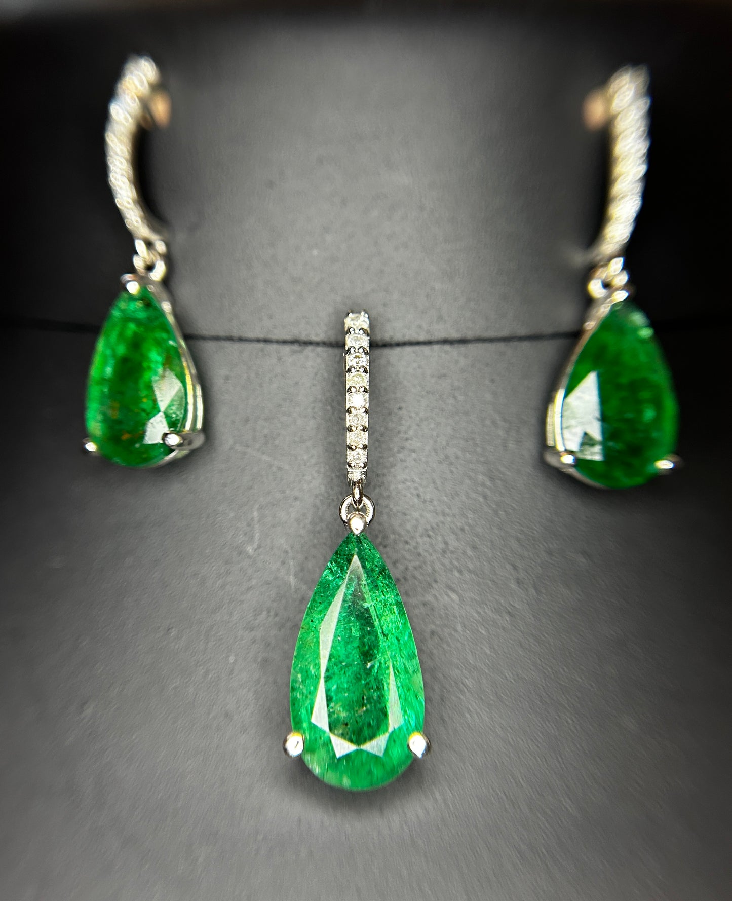 Beautiful 12.27ct Natural Emerald Earrings and Pendant Set With Natural Diamonds & 18k Gold