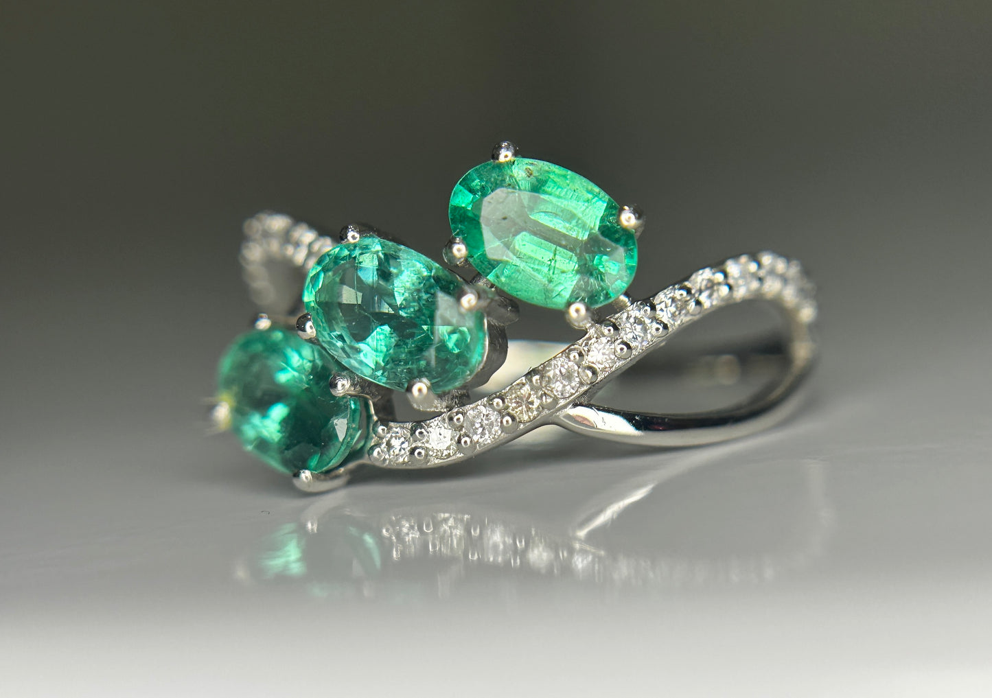 Beautiful 1.50 CT Natural Emerald Ring With Natural Diamonds & Platinum 950