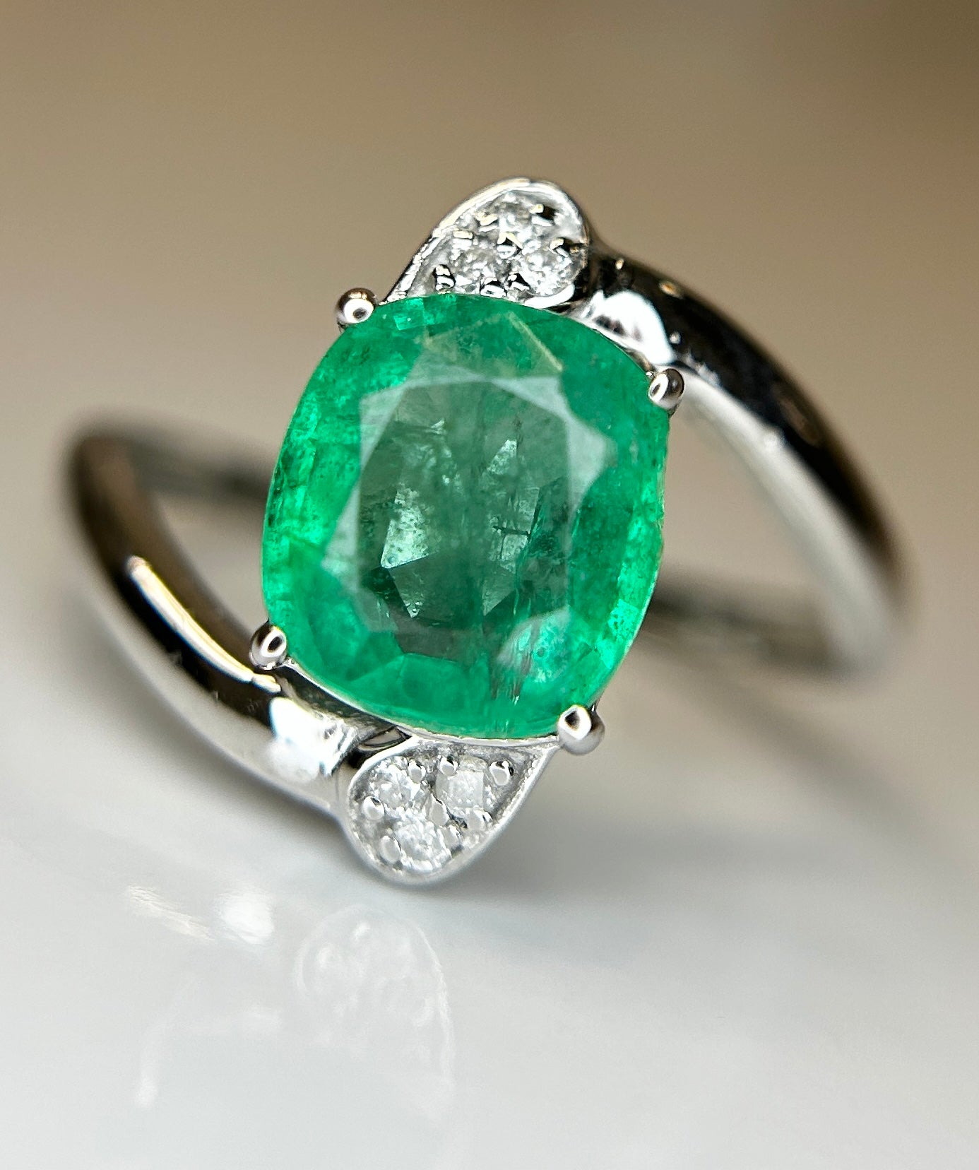 Beautiful Natural Emerald 2.19 Ct With Natural Diamonds & 18k Gold