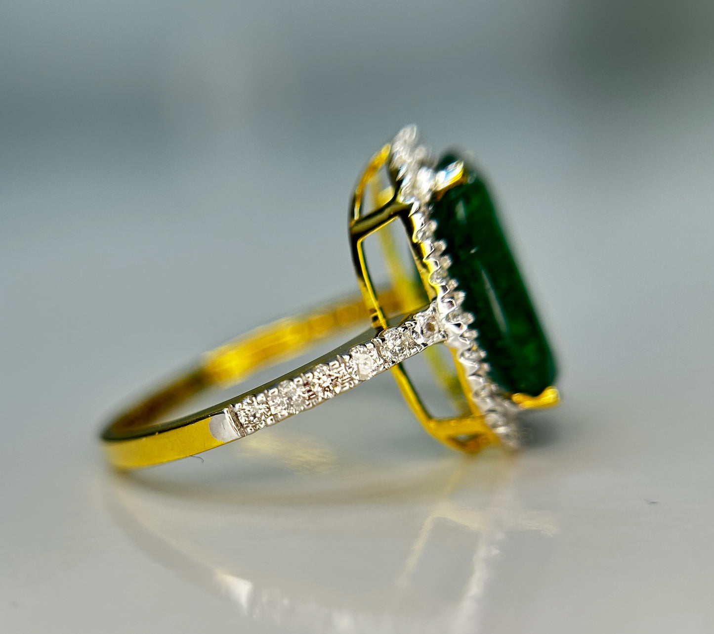 Beautiful Natural Emerald 3.90 CT With Natural Diamonds & 18k Gold