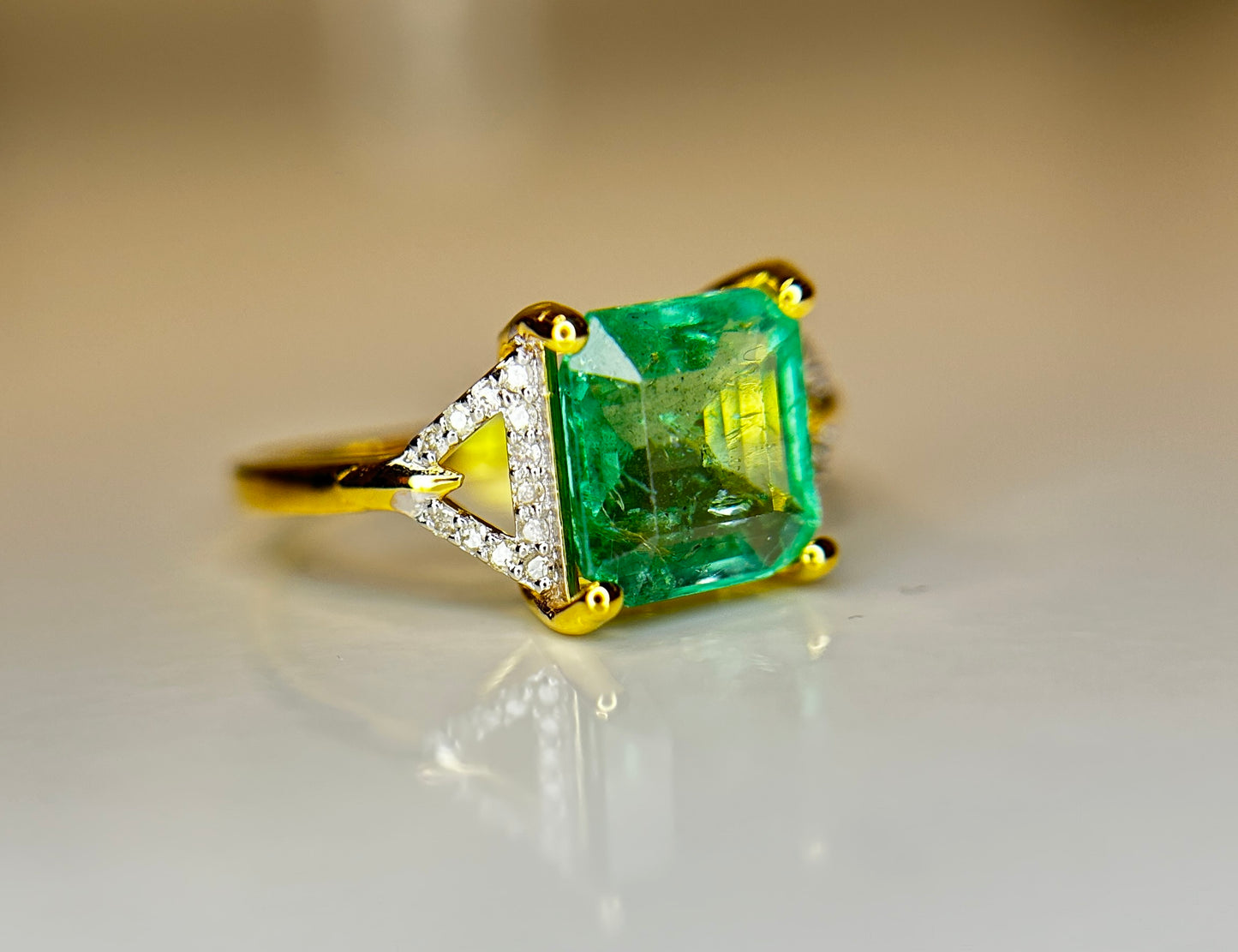 Beautiful Natural Emerald 2.21 CT With Natural Diamonds & 18k Gold