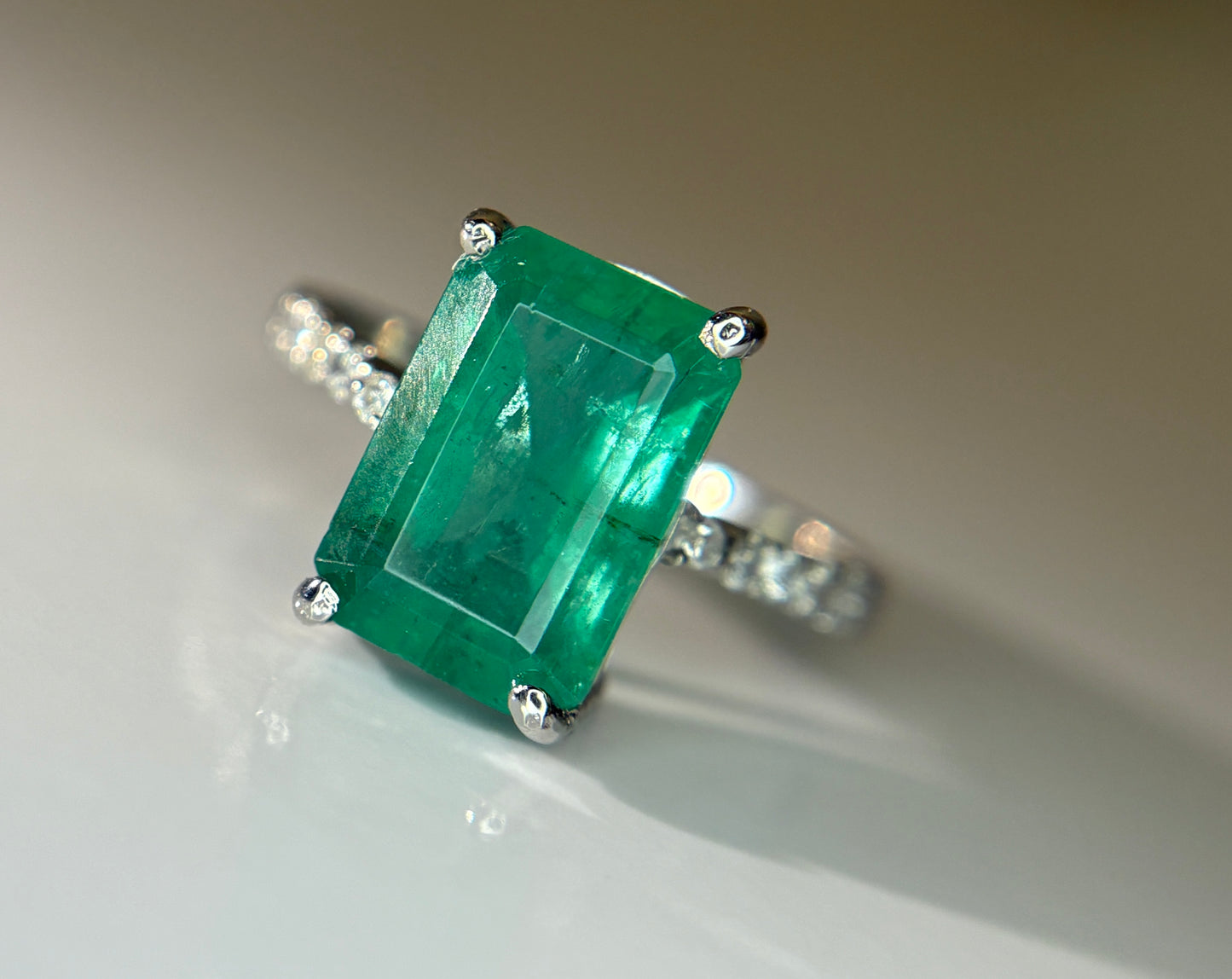 Beautiful 4.00 CT Natural Emerald Ring With Natural Diamonds & Platinum 950