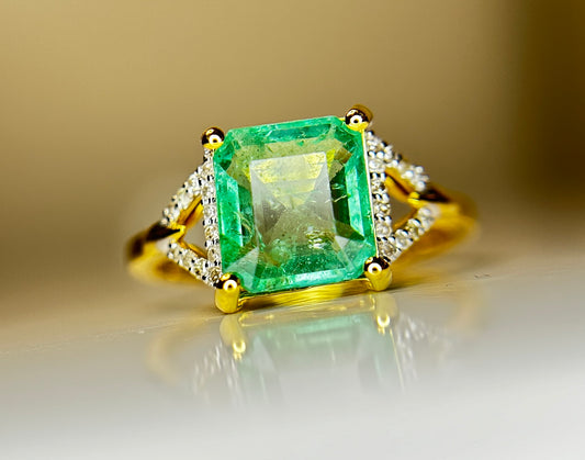 Beautiful Natural Emerald 2.21 CT With Natural Diamonds & 18k Gold