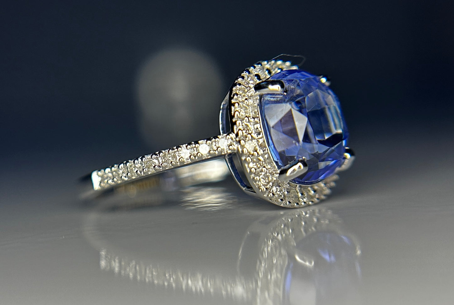 Beautiful 2.84CT Unheated Ceylon Blue Sapphire With Natural Diamonds & 18k Gold