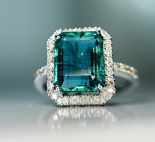 Beautiful Natural Emerald 4.27 CT With Natural Diamonds & 18kGold