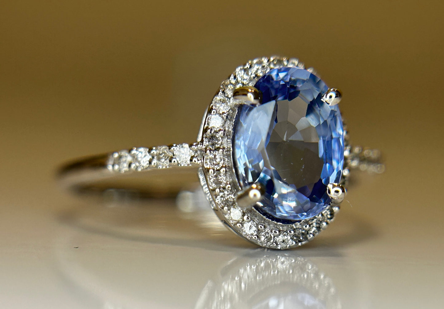 Beautiful 1.73CT Unheated Ceylon Cornflour Blue Sapphire Diamonds & 18k Gold