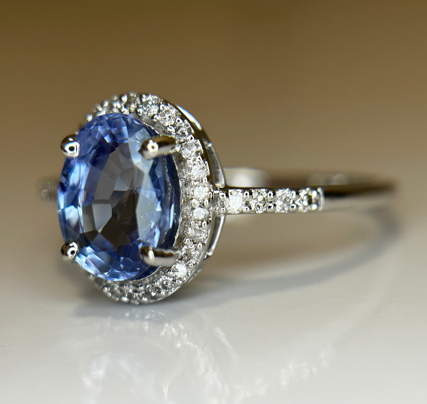 Beautiful 1.73CT Unheated Ceylon Cornflour Blue Sapphire Diamonds & 18k Gold