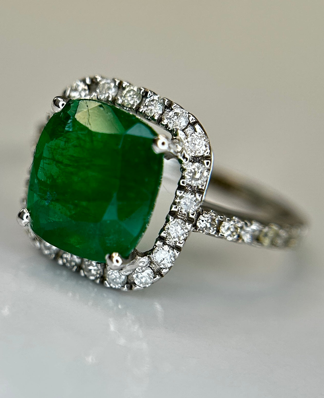 Beautiful Natural 2.81ct Emerald With Natural Diamonds & 18k Gold