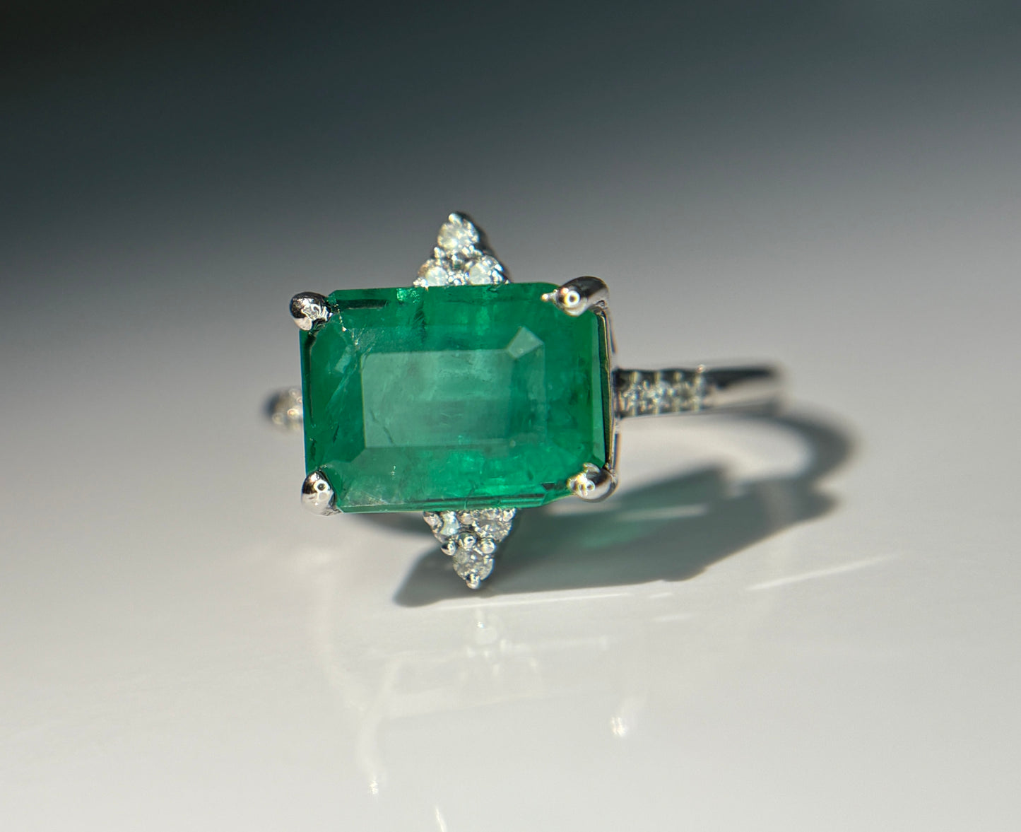 Beautiful 4.05 CT Natural Emerald Ring With Natural Diamonds & Platinum 950