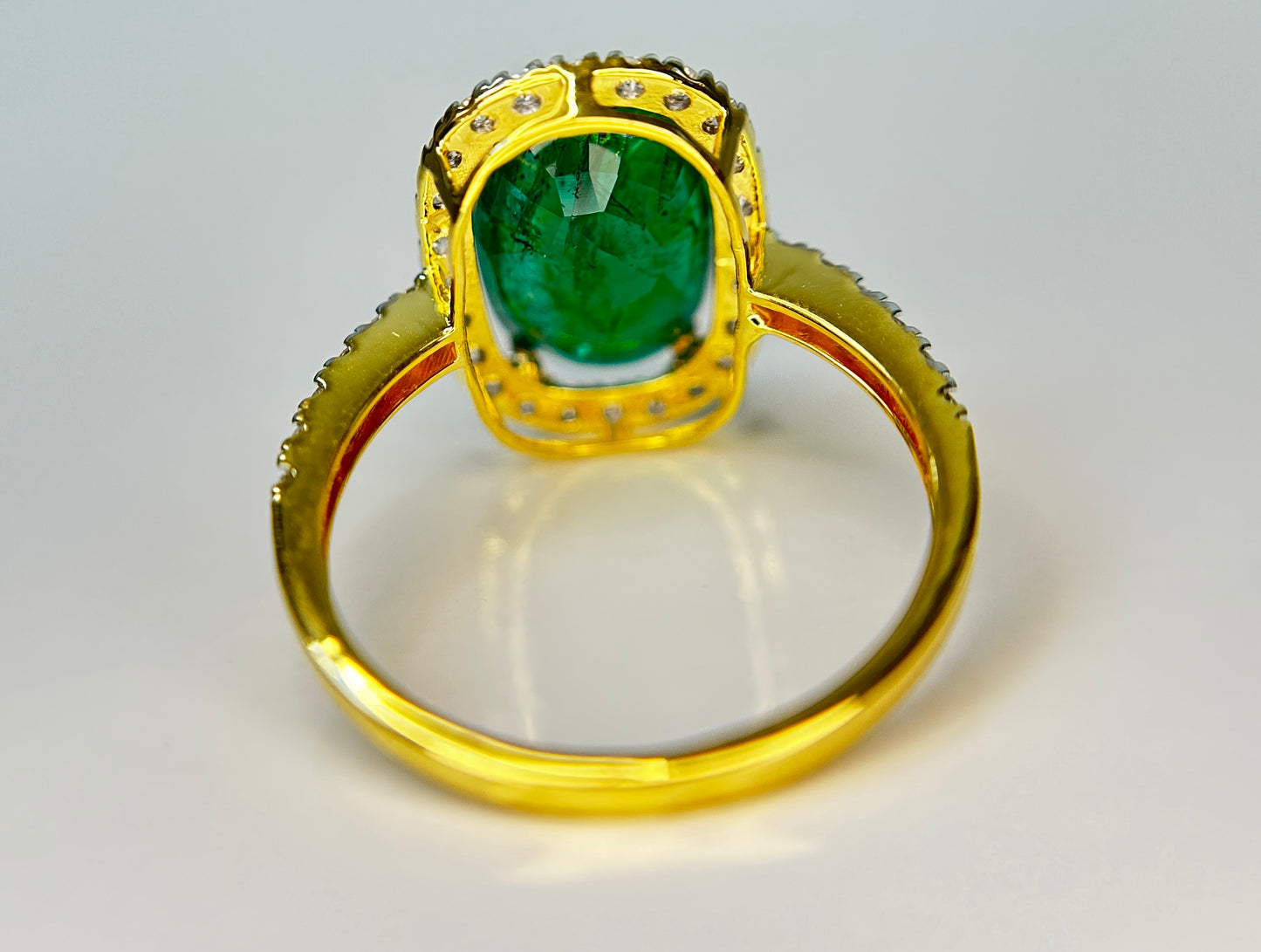 Beautiful Natural Emerald 3.90 CT With Natural Diamonds & 18k Gold