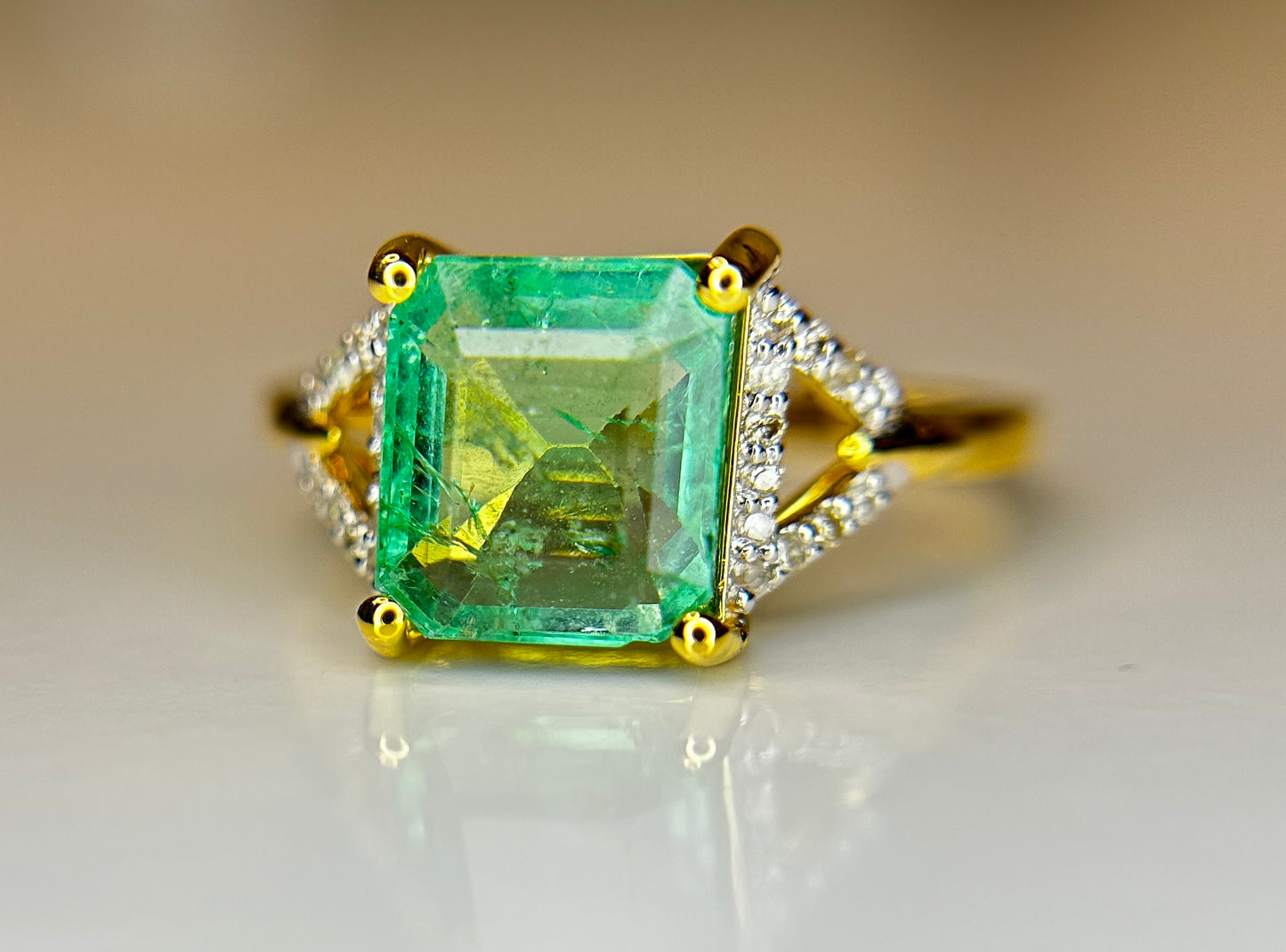 Beautiful Natural Emerald 2.21 CT With Natural Diamonds & 18k Gold