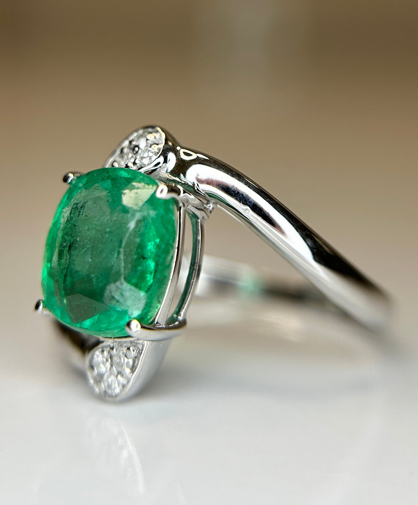 Beautiful Natural Emerald 2.19 Ct With Natural Diamonds & 18k Gold