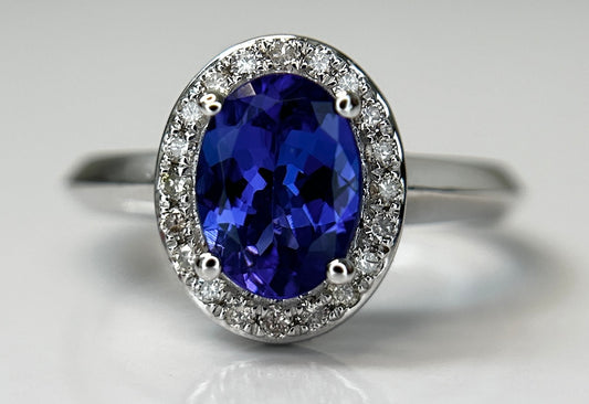 Beautiful Natural Tanzanite Ring With Diamonds and 18k Gold