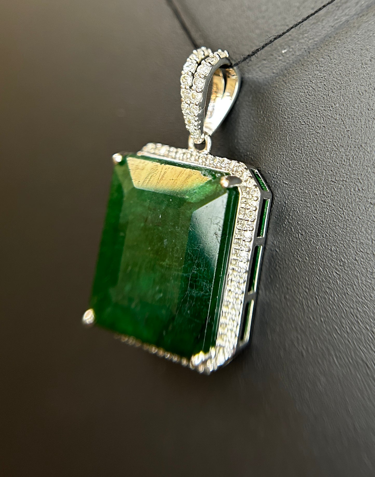 Beautiful 14.39 ct Natural Emerald With Natural Diamonds & 18k Gold