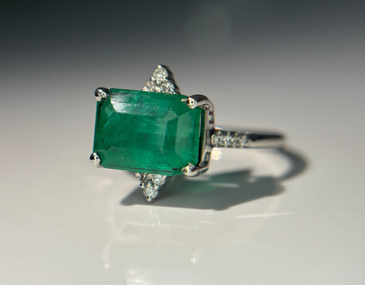 Beautiful 4.05 CT Natural Emerald Ring With Natural Diamonds & Platinum 950