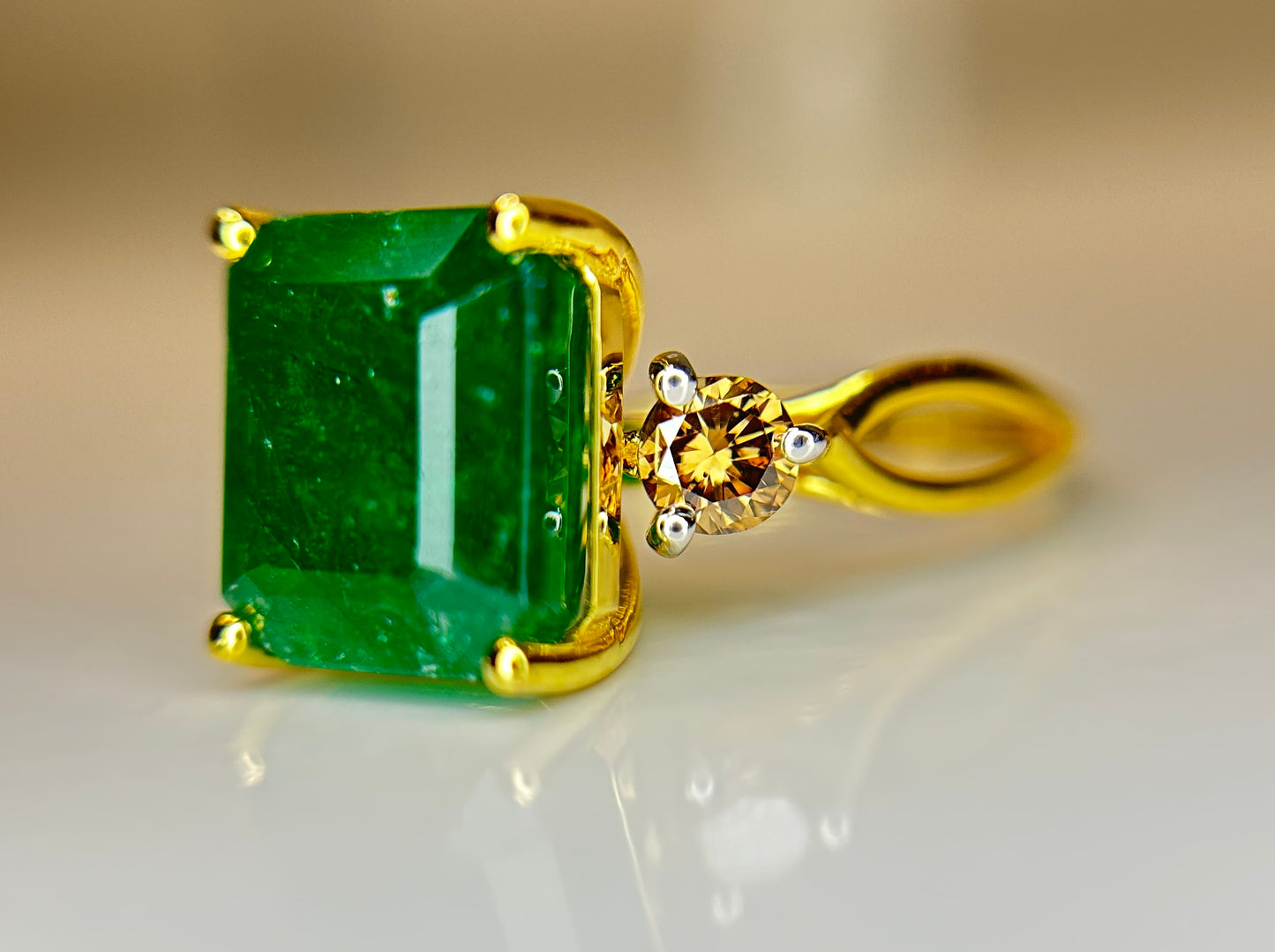 Beautiful Natural Emerald 4.76 CT With Natural Diamonds & 18k Gold