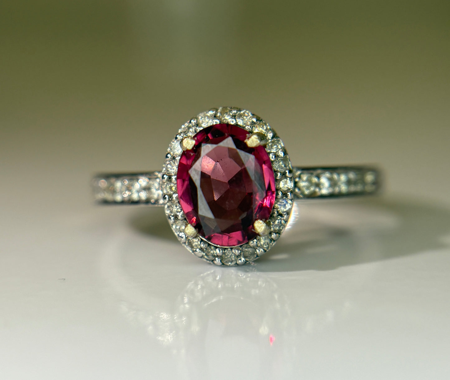 Beautiful Natural 1.00 Ct Spinel Ring With Diamonds and 18k Gold