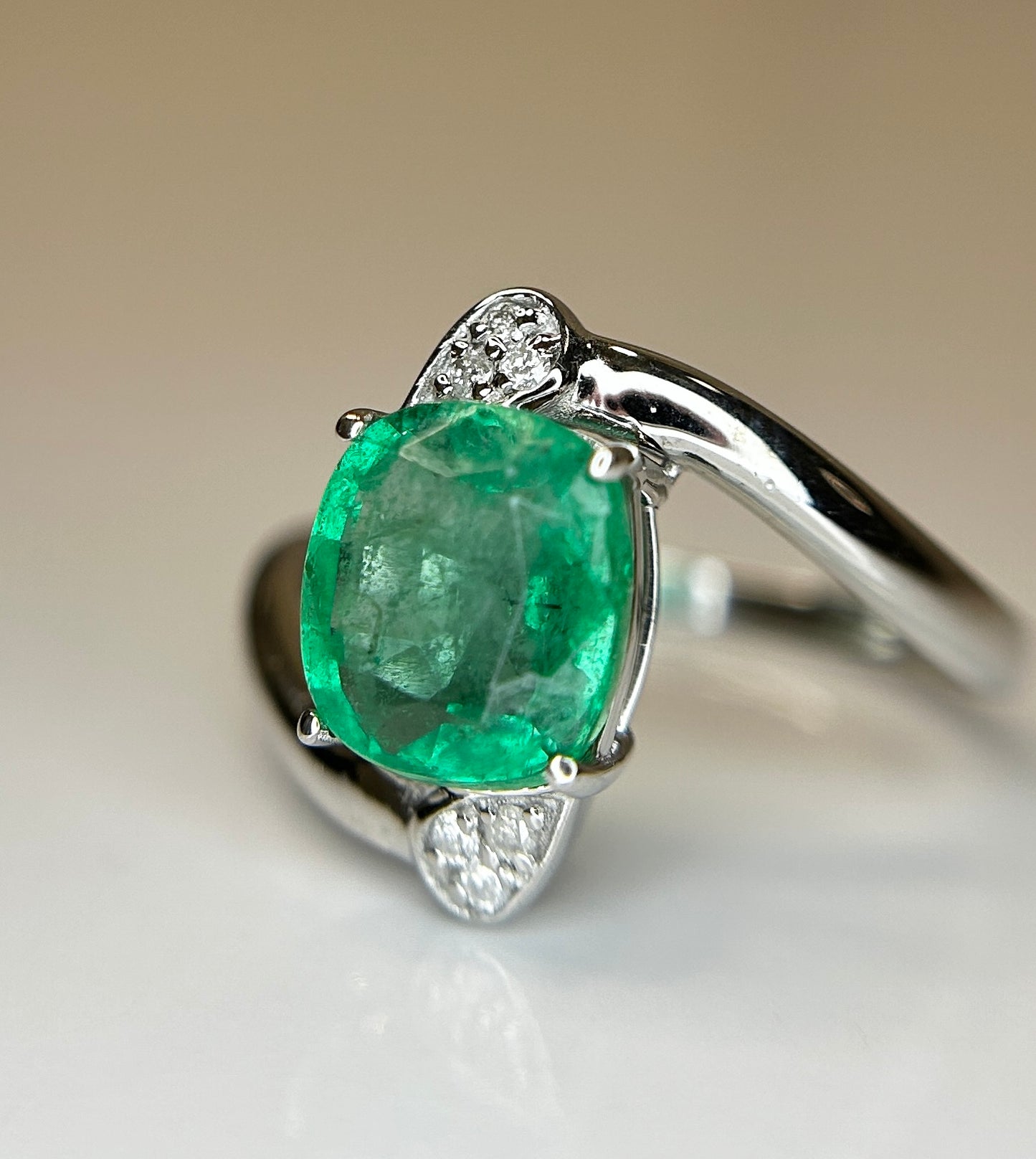 Beautiful Natural Emerald 2.19 Ct With Natural Diamonds & 18k Gold