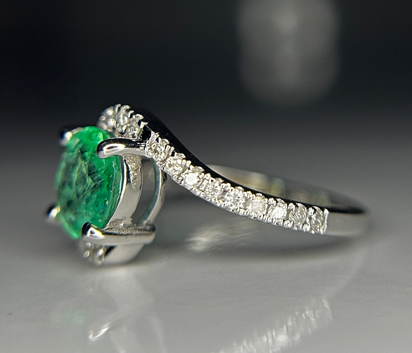 Beautiful 1.00ct Natural Emerald With Natural Diamonds & 18k Gold