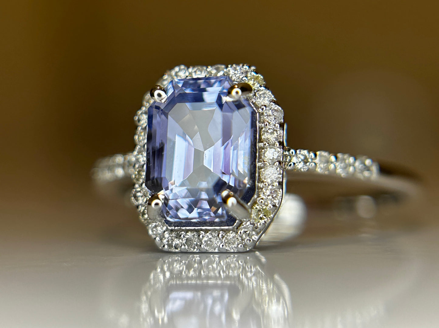 Beautiful 1.75 CT Unheated Ceylon Cornflour Blue Sapphire Diamonds & 18k Gold