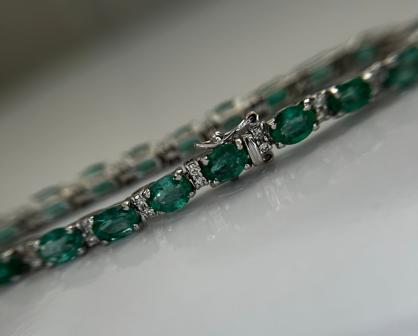 Beautiful 11.10 CTS Natural Emerald Bracelet With Natural Diamonds & 18k Gold