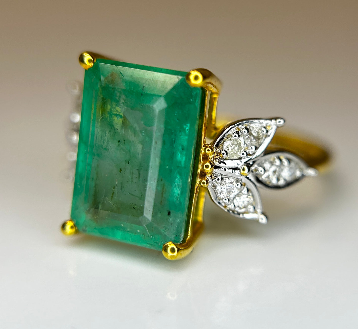 Beautiful Natural Emerald 4.32 CT With Natural Diamonds & 18k Gold