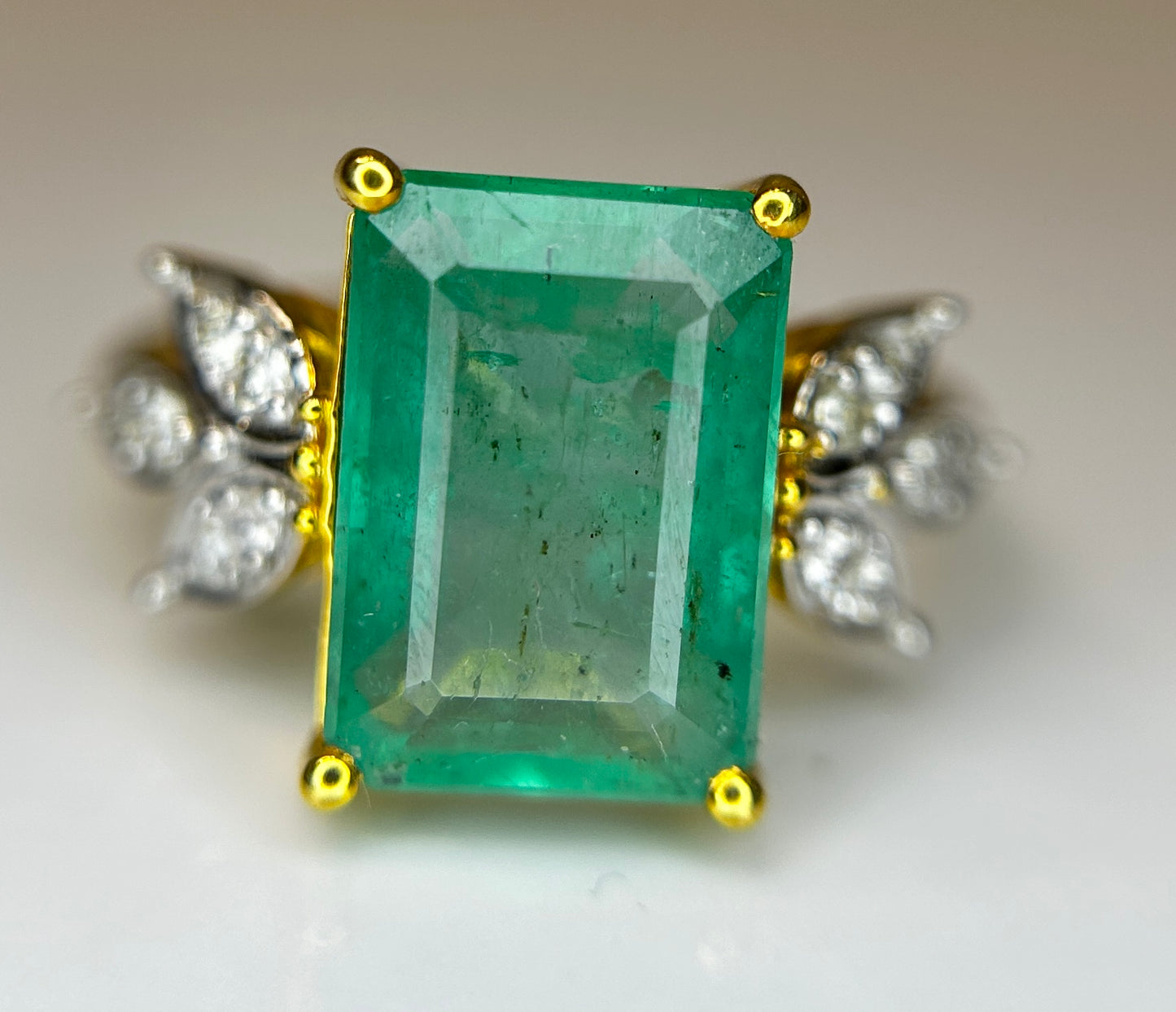 Beautiful Natural Emerald 4.32 CT With Natural Diamonds & 18k Gold