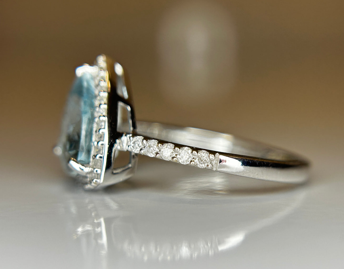 Beautiful 1.86 CT Natural Aquamarine Ring With Natural Diamonds & 18k White Gold