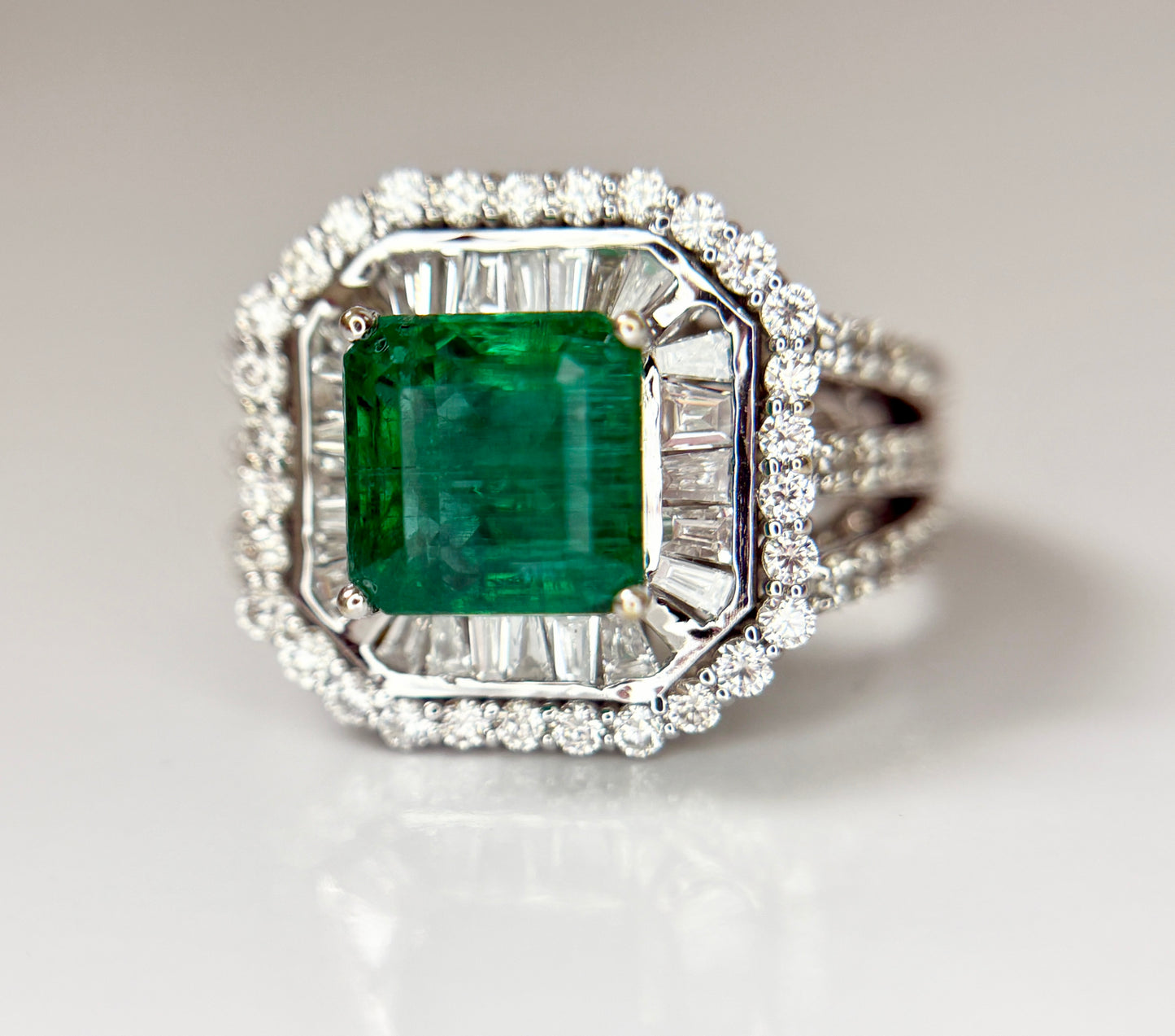 Beautiful 3.01 CT Natural Emerald With 1.68 CT Natural Diamonds & 18k Gold