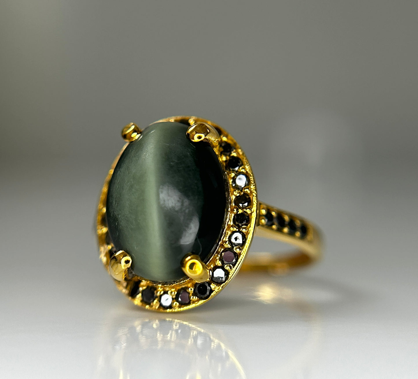 Beautiful Natural 3.05ct Cat’s Eye Ring With Natural Black Diamonds and 18k Gold